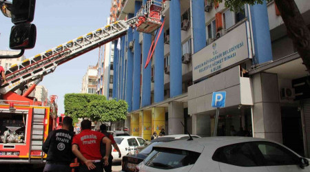 Mersin'de belediye binasında çıkan yangın korkuttu