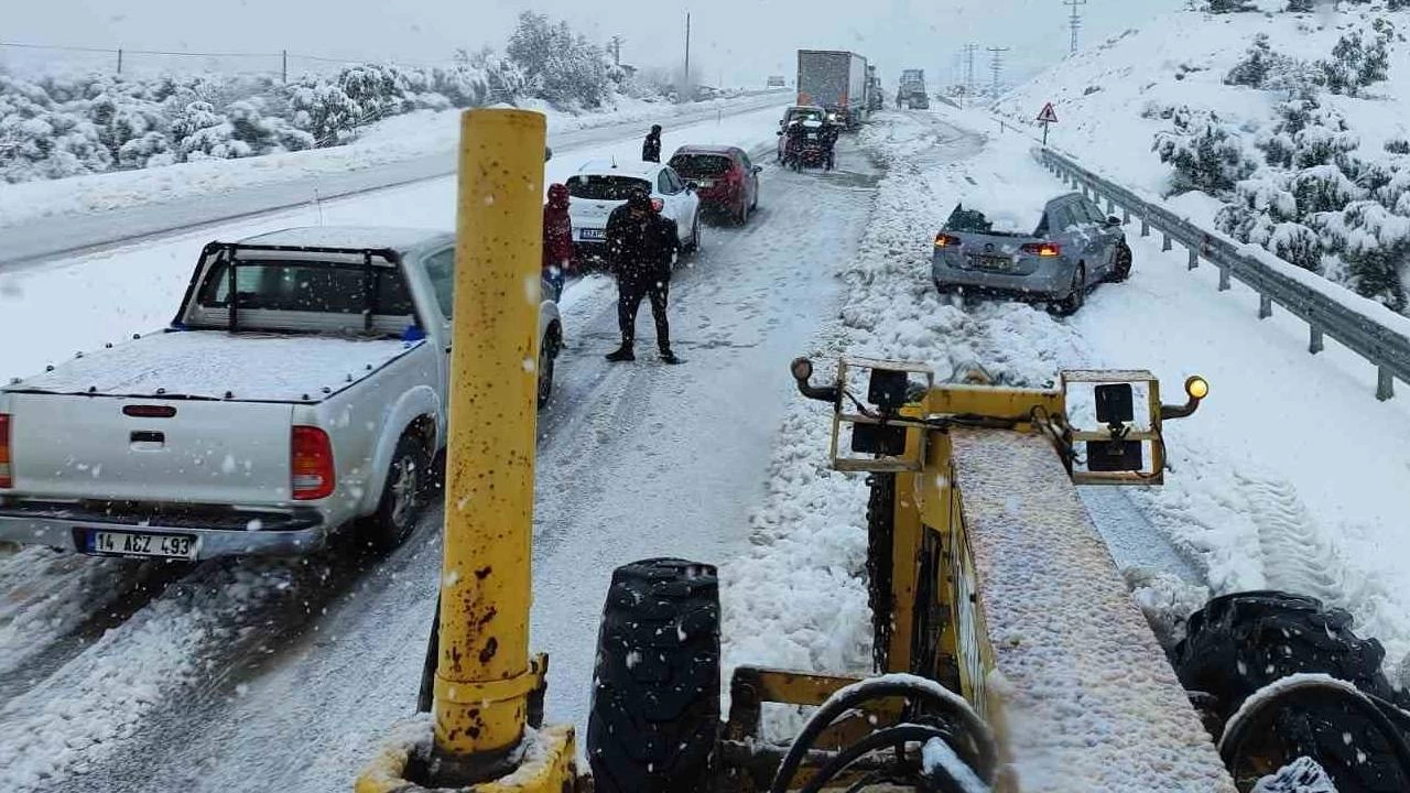Mersin'de kar yağışı araçları yolda bıraktı