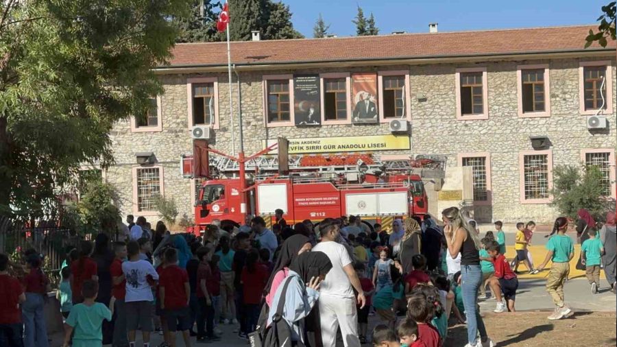 Mersin'de okulda ��kan yang�n korkuttu