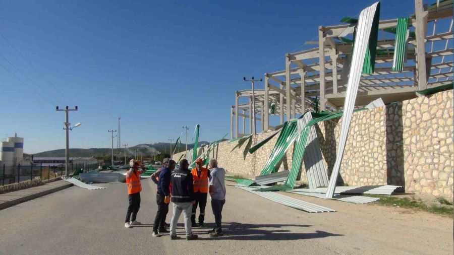 Mersin'de �iddetli r�zgar fabrika in�aat� �at�s�n� u�urdu