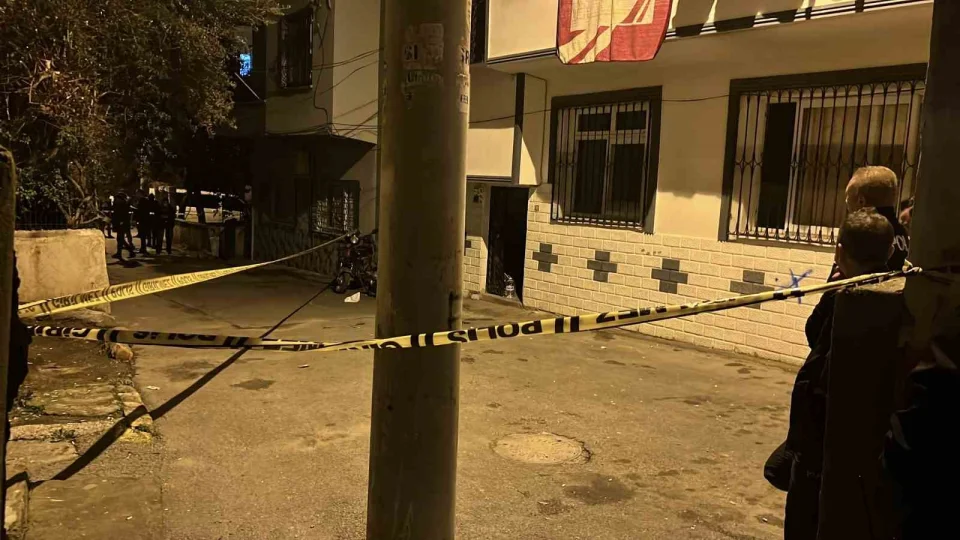 Mersin'de silahl� kavga: Evinin �n�nde duran gen� kad�n hayat�n� kaybetti