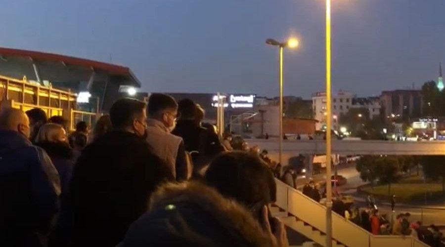 Metrobüs köprüsünde korkutan kalabalık