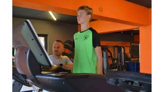 Milli Takma seilen Denizlisporlu Utku Berk Kuru, zmir kamp ncesi g depoluyor