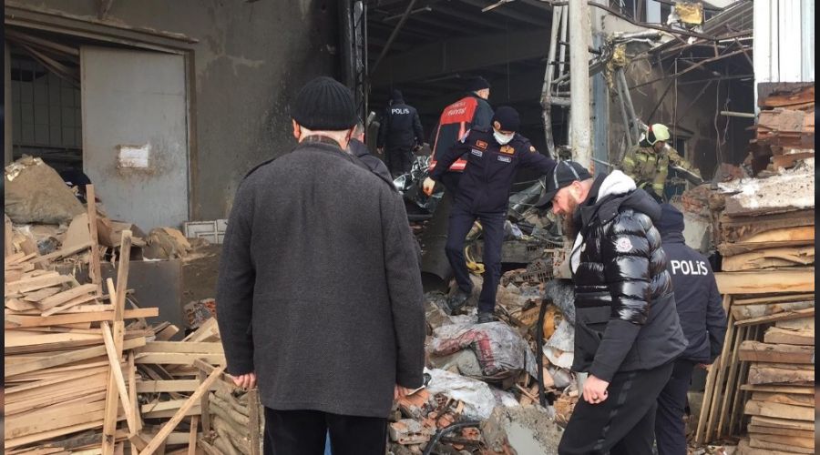 Mobilya fabrikas�nda patlama: 1 �l� , 5 a��r yaral�