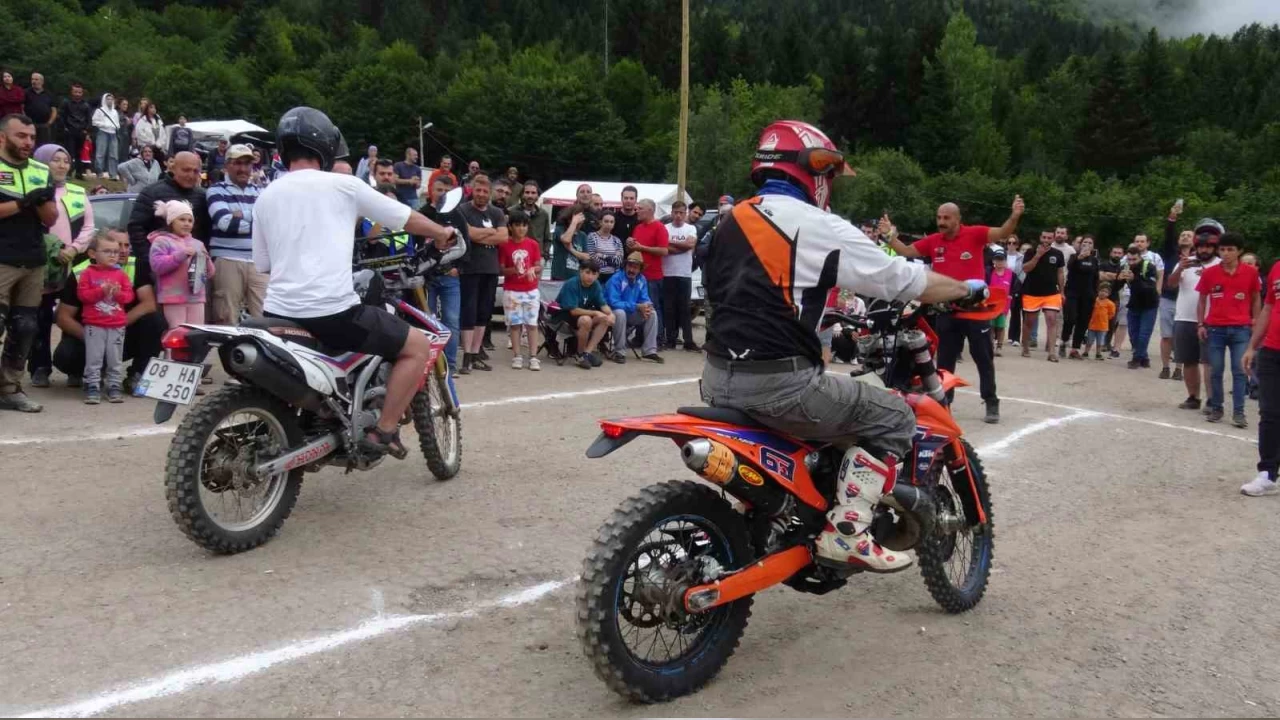 Motosiklet tutkunları Kafkasör Yaylası'nda