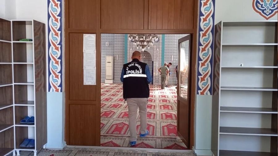 Namazı kıldı, imama kurşun yağdırdı