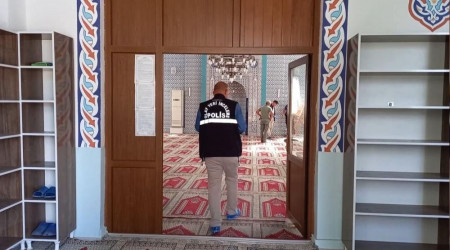 Namazı kıldı, imama kurşun yağdırdı
