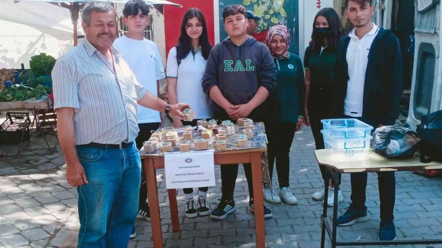 Öğrenciler yaptıkları sabunu satarak ihtiyaç sahiplerine erzak aldı