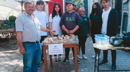 Öğrenciler yaptıkları sabunu satarak ihtiyaç sahiplerine erzak aldı
