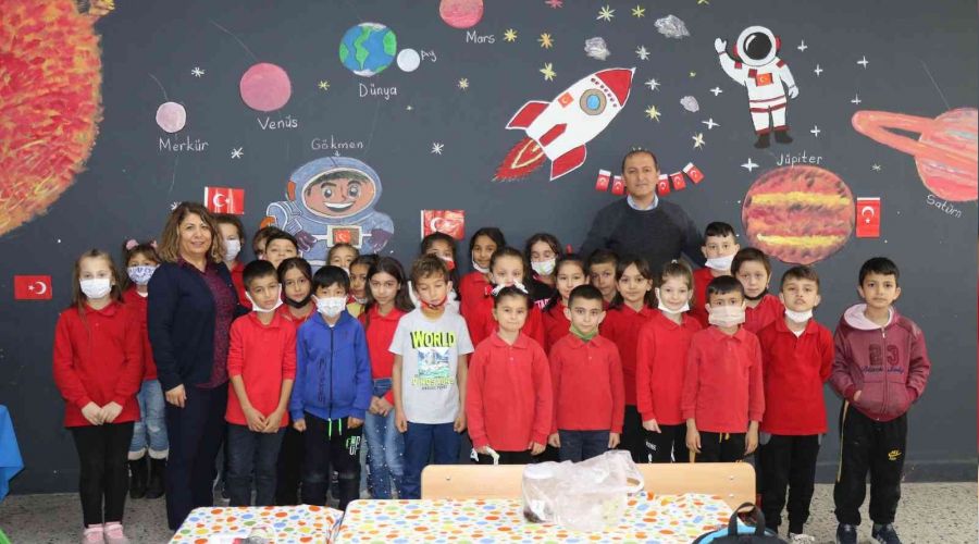 Öğretmen çift çocuklara bilimi sevdiriyor