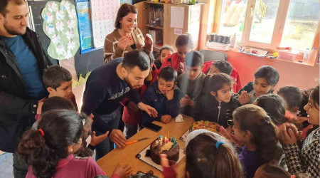 Okul okul gezerek hiç doğum günü kutlamayan çocukları pastayla sevindirdi