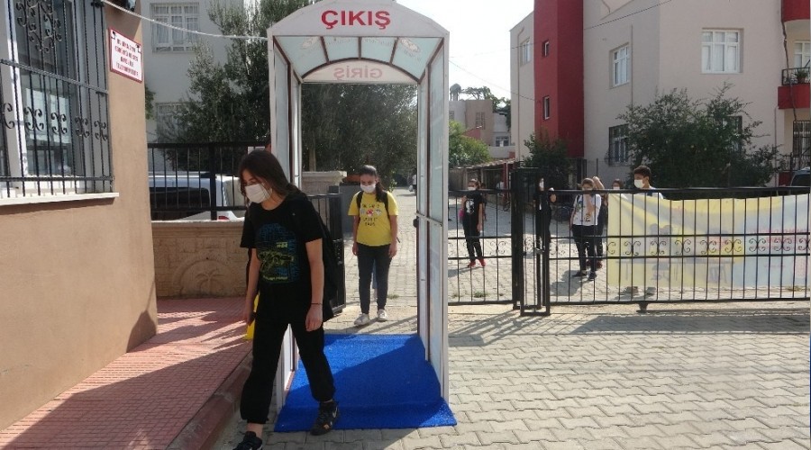 Okula dezenfektan tüneli kuruldu