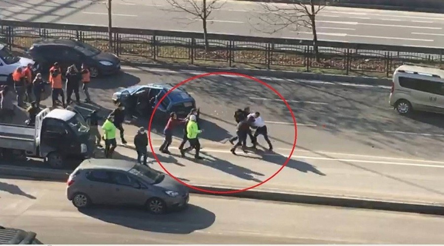 Önce araçları sonra birbirleri çarpıştı