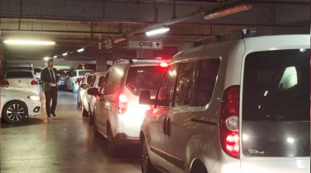 Onlarca vatanda, AVM otoparknda mahsur kald
