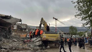 Operat�r enkaz alt�nda kald�: 1 yaral�