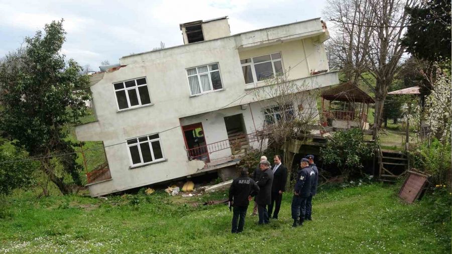 Ordu'da heyelan: Bir ev yan yattı