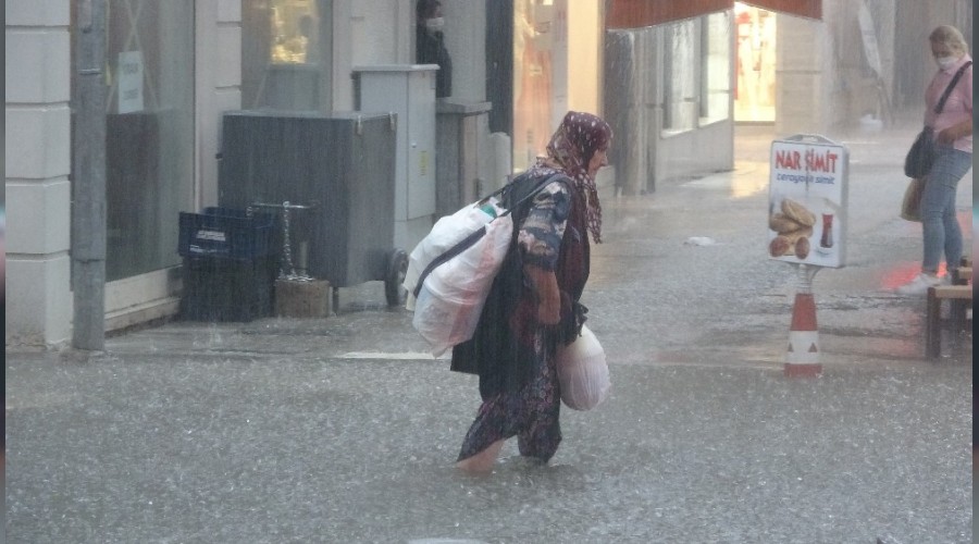 Ordu'da sağanak hayatı felç etti