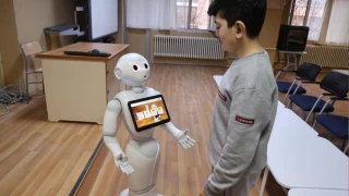 Otizmli ocuklar insans robot 'Pepper' ile renecek