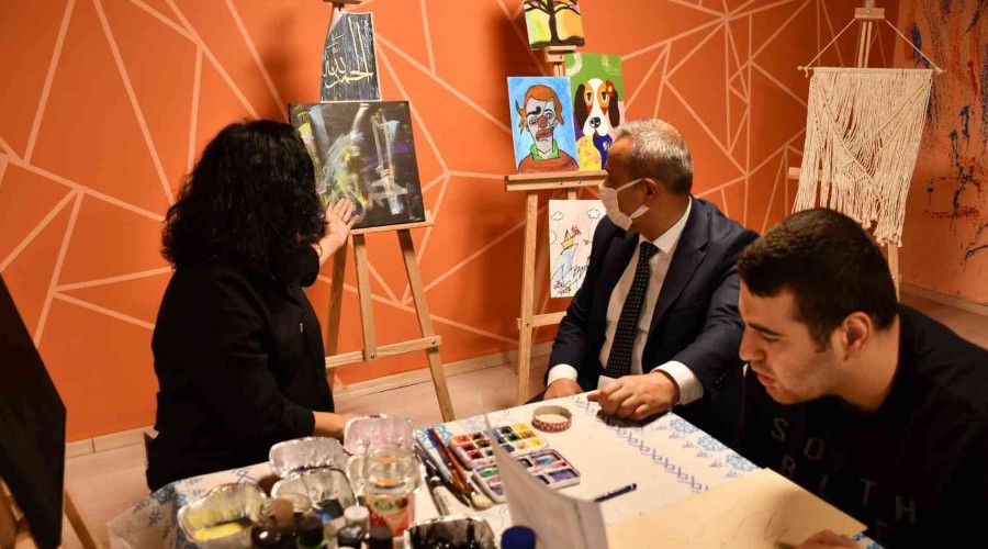 Otizmli renciler iin 'Dekoratif Ahap Ssleme Kursu'