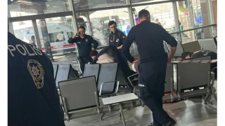 Otogarda yaşayan avukat oturduğu yerde hayatını kaybetti