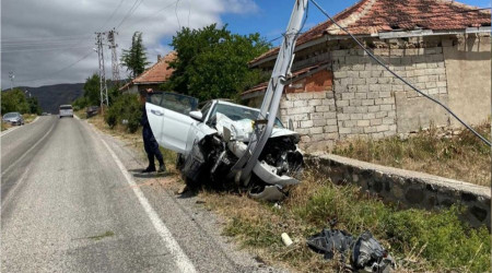 Otomobil elektrik direğine çarptı: 5 yaralı
