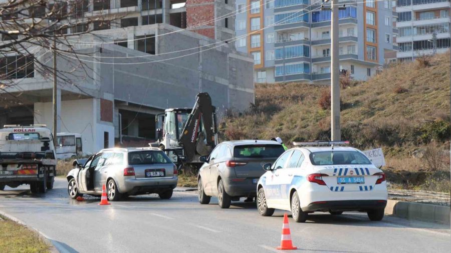 Otomobil iş makinesine çarptı
