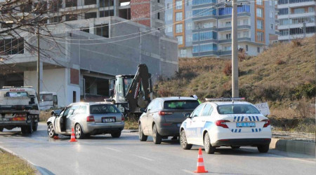 Otomobil iş makinesine çarptı