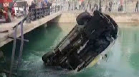 Otomobil sulama kanalına düştü