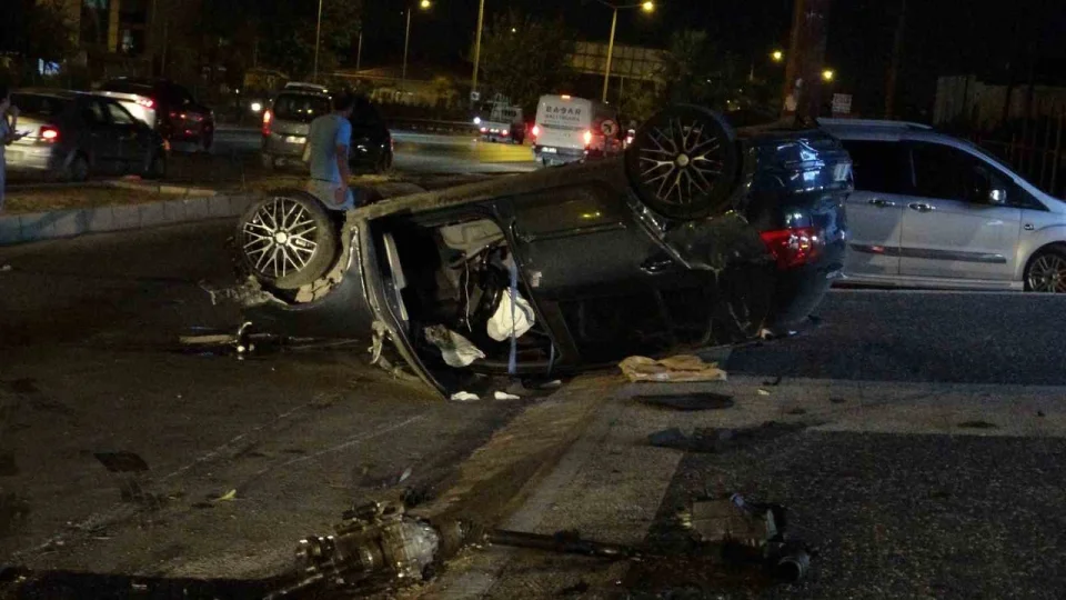 Otomobil takla attı, motoru yola fırladı: 2 yaralı