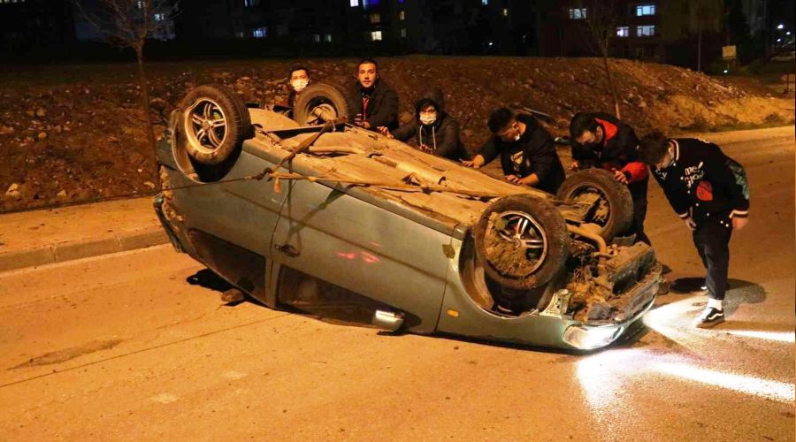 Otomobil yolun ortas�nda ters d�nd�