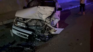 Otomobiller kafa kafaya arpt: 3' ocuk 6 yaral
