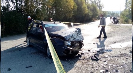 Otomobiller kavşakta kafa kafaya çarpıştı