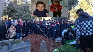 Özel izinle cenazeye katılan baba gözyaşlarına boğuldu