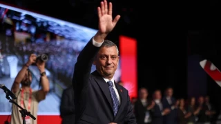zgr zel, 22. Olaanst Kurultay'da yeniden CHP Genel Bakanlna seildi