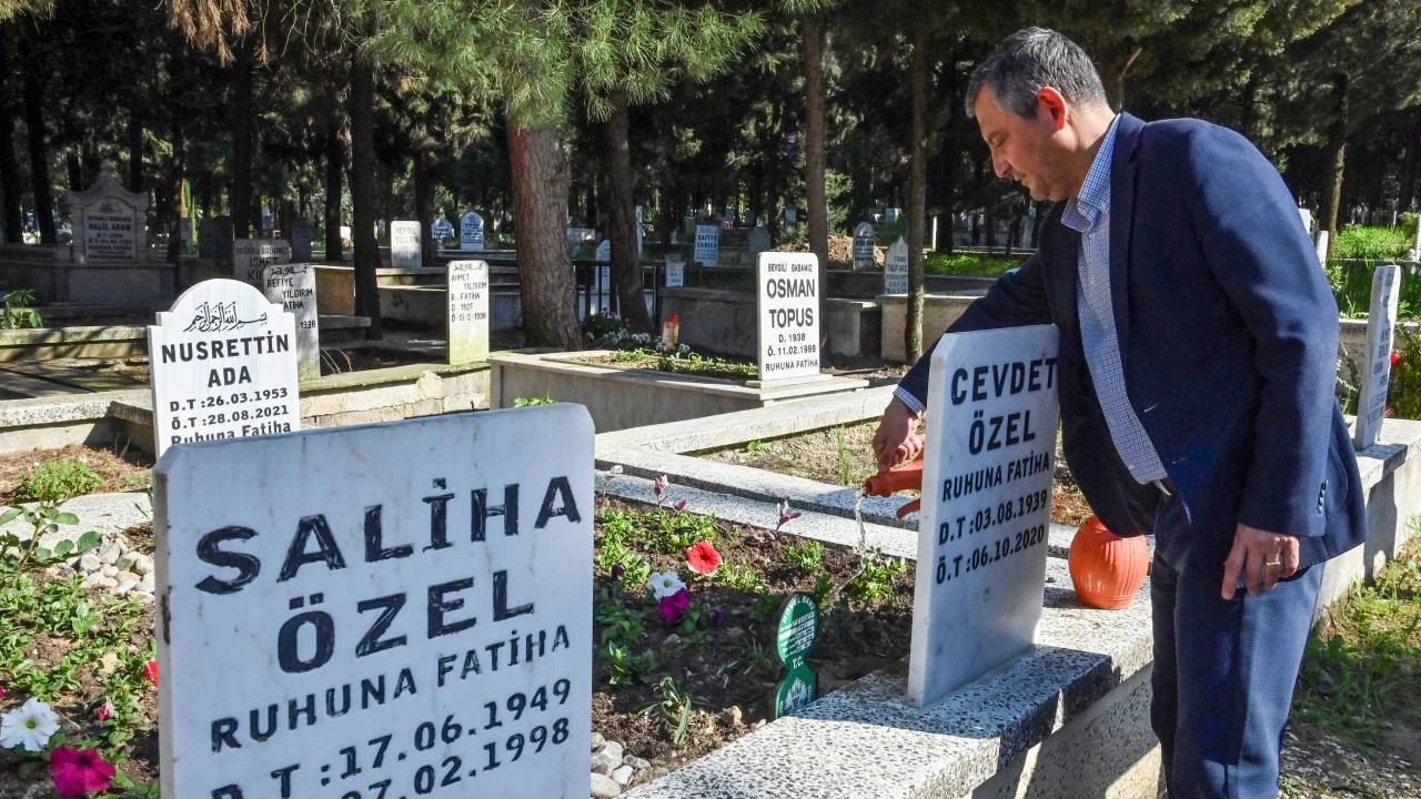 Özgür Özel, aile büyükleri ve 'Manisa Tarzanı'nın mezarını ziyaret etti