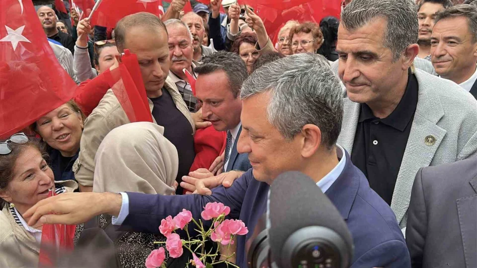 �zg�r �zel, Burdur'da vatanda�larla bulu�tu