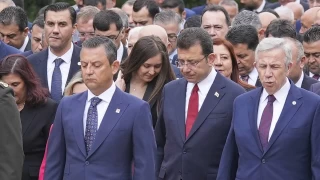 Özgür Özel, İmamoğlu ve Yavaş ve belediye başkanları ile birlikte Anıtkabir'i ziyaret etti