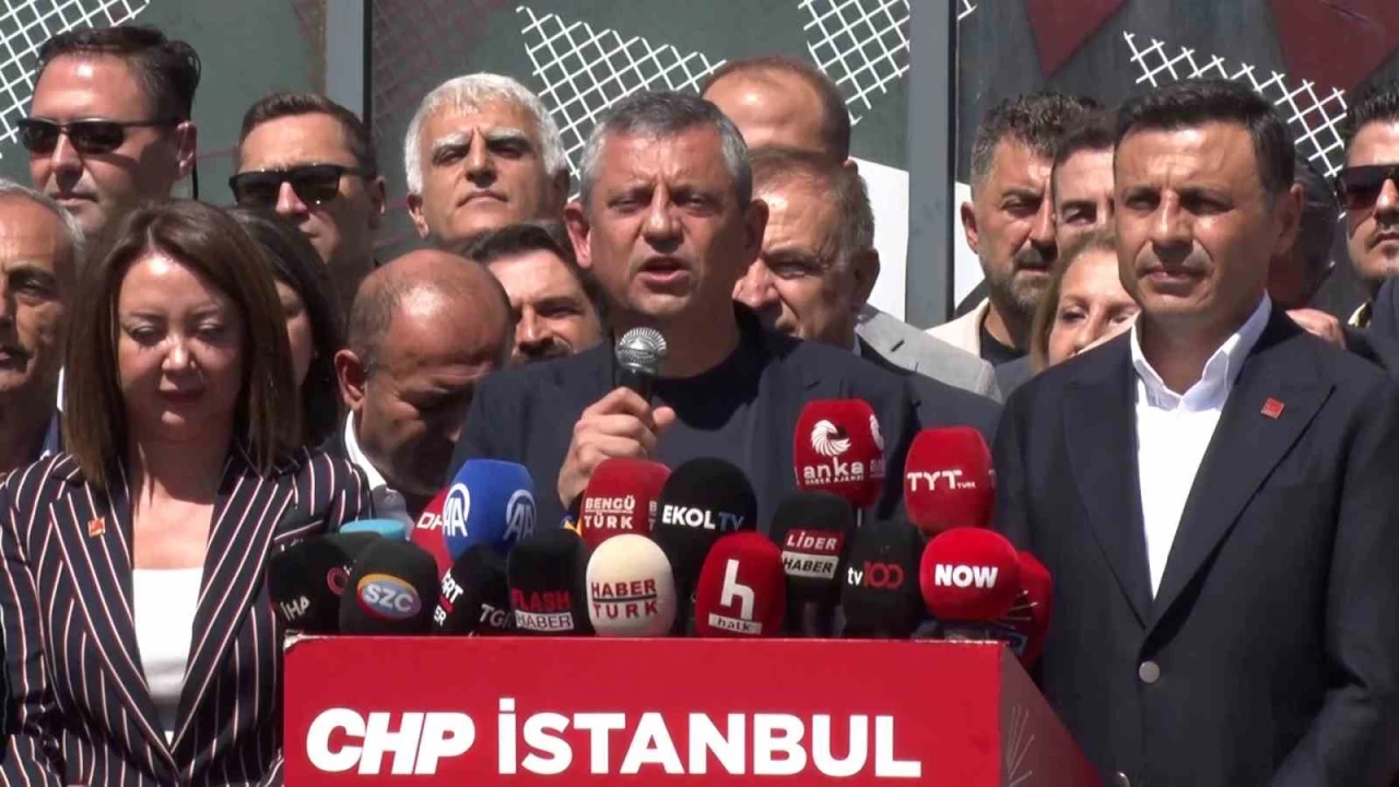 Özgür Özel, partisinin İstanbul İl Başkanlığını ziyaret etti