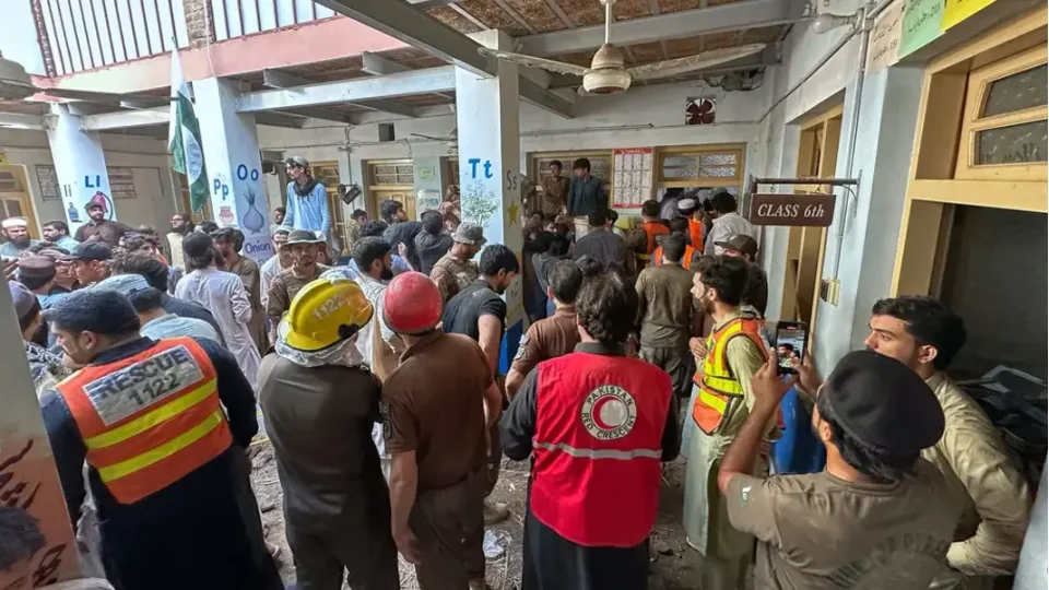 Pakistan'da inşaat standartlarının çoğu zaman gerektiği gibi denetlenmemesi nedeniyle bina çökmeleri sık yaşanıyor. Pakistan’ın kuzeybatısında özel bir okulun çatısı çöktü