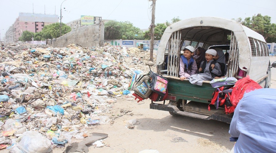 Pakistan’ın finans başkenti, çöp dağlarına teslim