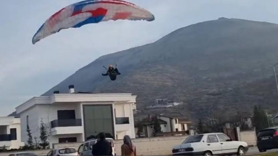 Paraşütçü 20 metre yükseklikten düştü