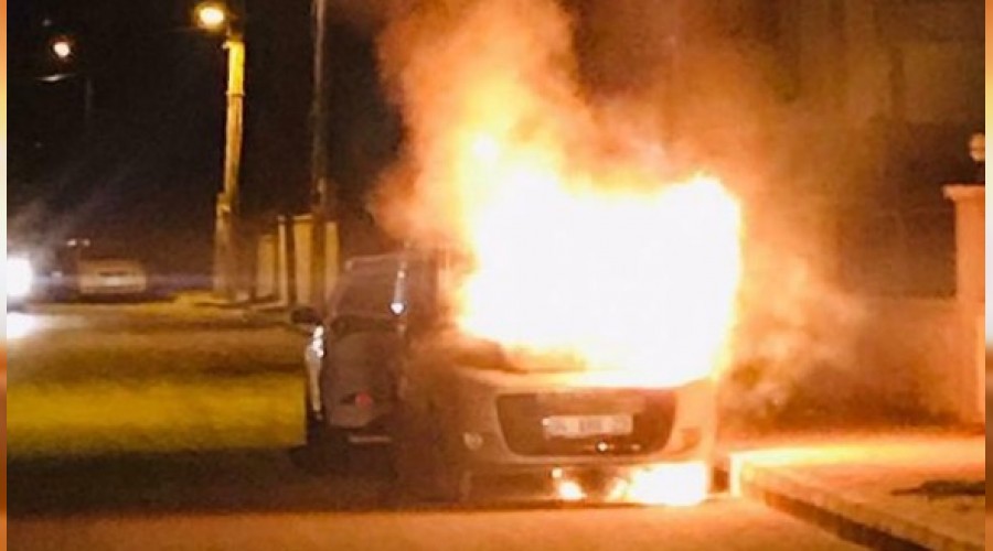 Park halindeki araç alev topuna döndü