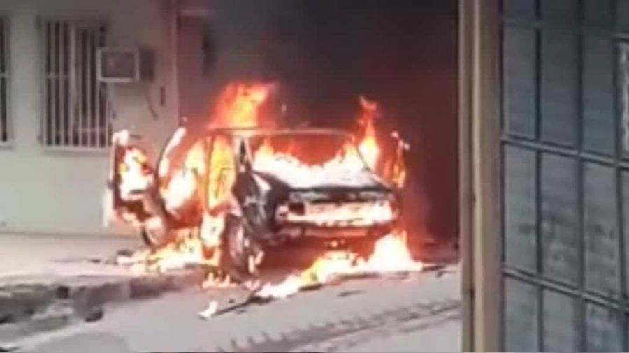 Park halindeki otomobil alev topuna d�nd�