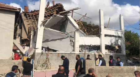 Patlamada yıkılan evin enkazından 4 kişi sağ çıkartıldı