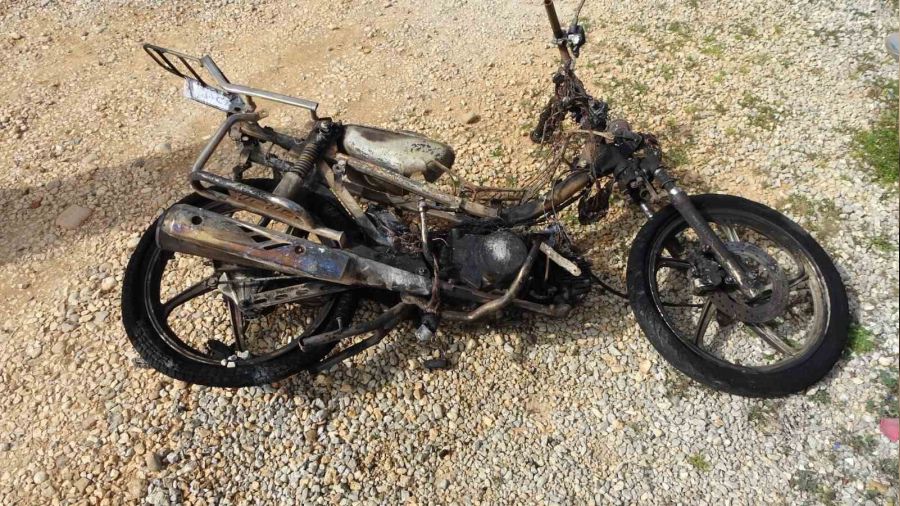 Plakas�n� s�kt��� motosikletini yak�p gitti