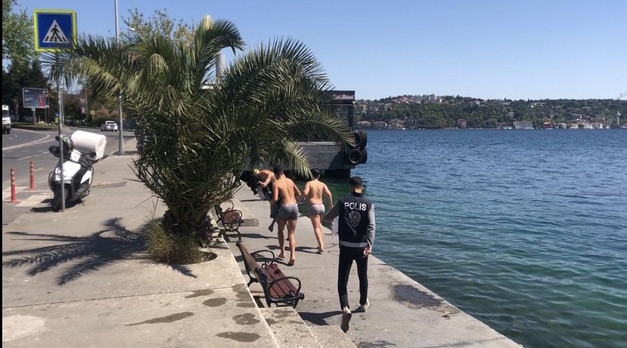 Polisi g�r�nce giyinemeden ka�t�lar