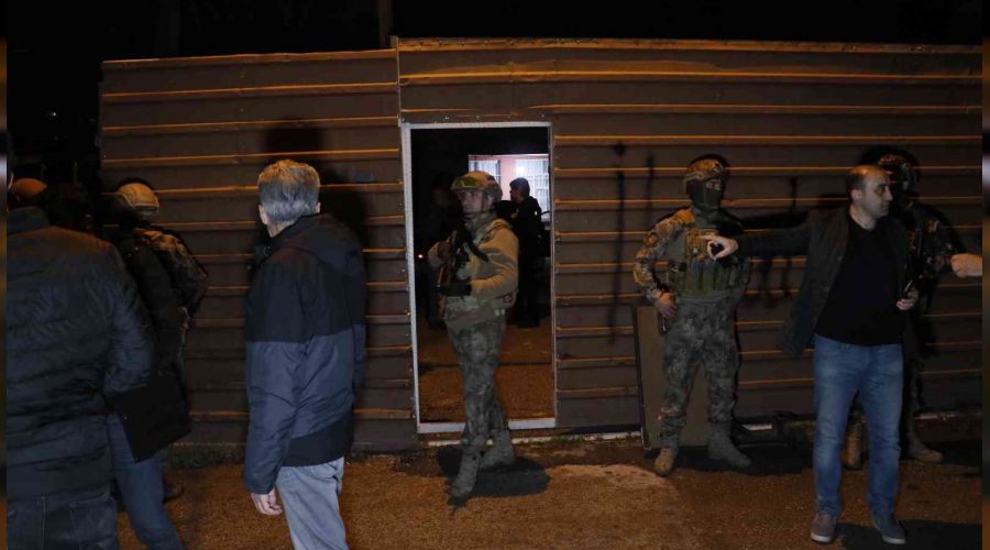 Polislere tabancayla ateş açıp kaçtı