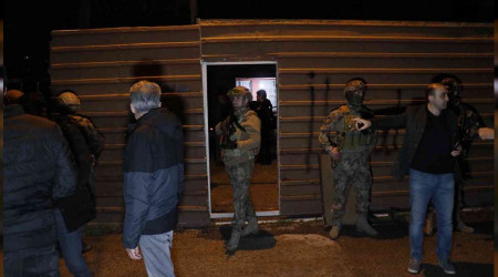 Polislere tabancayla ateş açıp kaçtı
