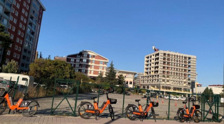 Rastgele bırakılan kiralık bisikletler kaldırımları işgal ediyor
