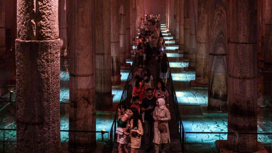 Restore edilen Yerebatan Sarnıcı'na turist akını